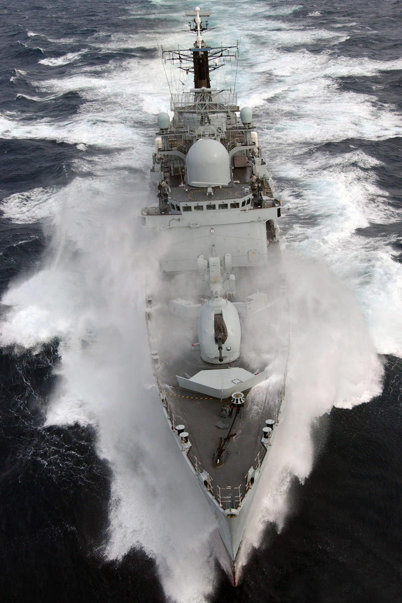 Illustration for article titled 18 terrifying photos of ships in trouble